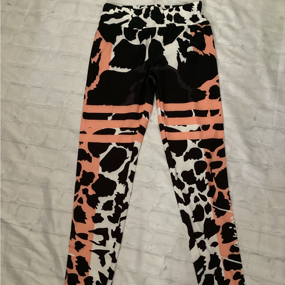 BUTT LIFTING Black, White & Peach Animal Print Leggings